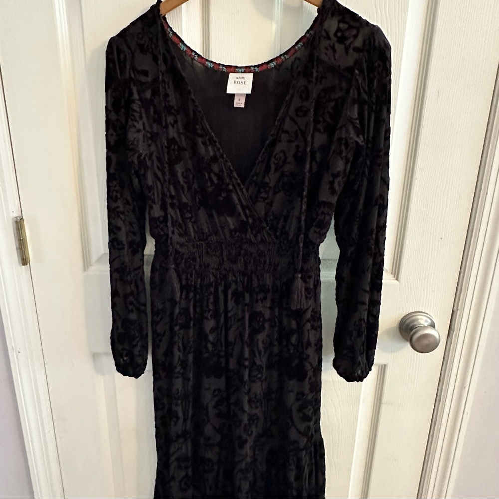 Knox Rose. Stunning long sleeve floral velvet burnout maxi dress